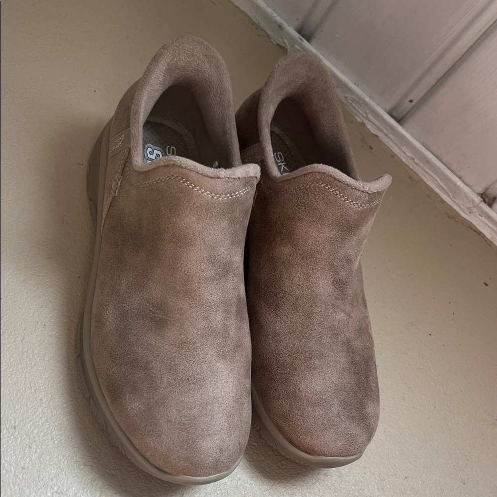 Skechers Woman’s slip-ins Easy going Modern Hour slip in size 7
